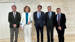 El consejero de Medio Ambiente, Vivienda y Ordenación del Territorio, Juan Carlos Suárez-Quiñones, junto a la directora General de Vivienda, Arquitectura, Ordenación del Territorio y Urbanismo, María Pardo.