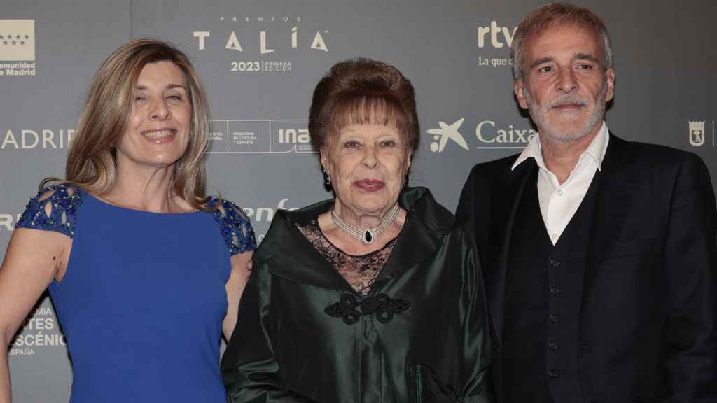 Fernando Guillen Cuervo junto a su madre, Gemma Cuervo, y su hermana Natalia.