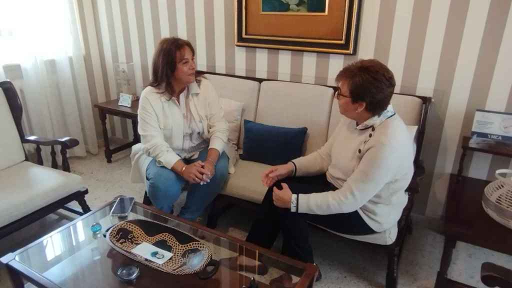 Firma del convenio entre el Ayuntamiento de Santa  Marta y el Centro Materno-Infantil Ave María que cumple ya 10 años. En  la imagen Mari Cruz Gacho y Rosario Álvarez