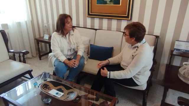 Firma del convenio entre el Ayuntamiento de Santa  Marta y el Centro Materno-Infantil Ave María que cumple ya 10 años. En  la imagen Mari Cruz Gacho y Rosario Álvarez