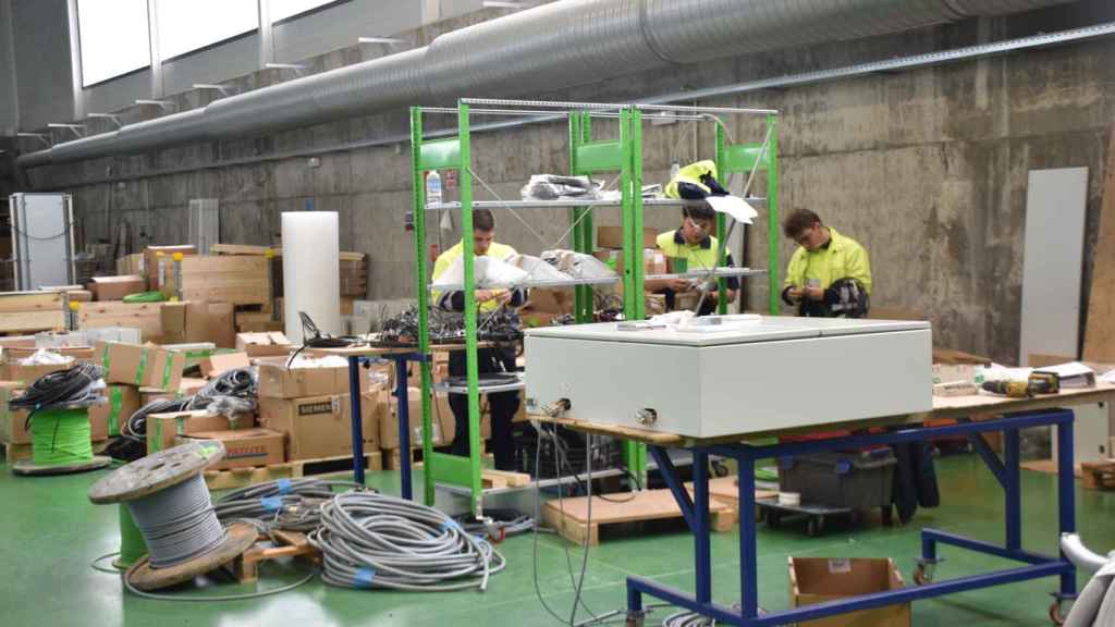 instalaciones de la empresa en calle Helio con varios trabajadores en su puesto de trabajo