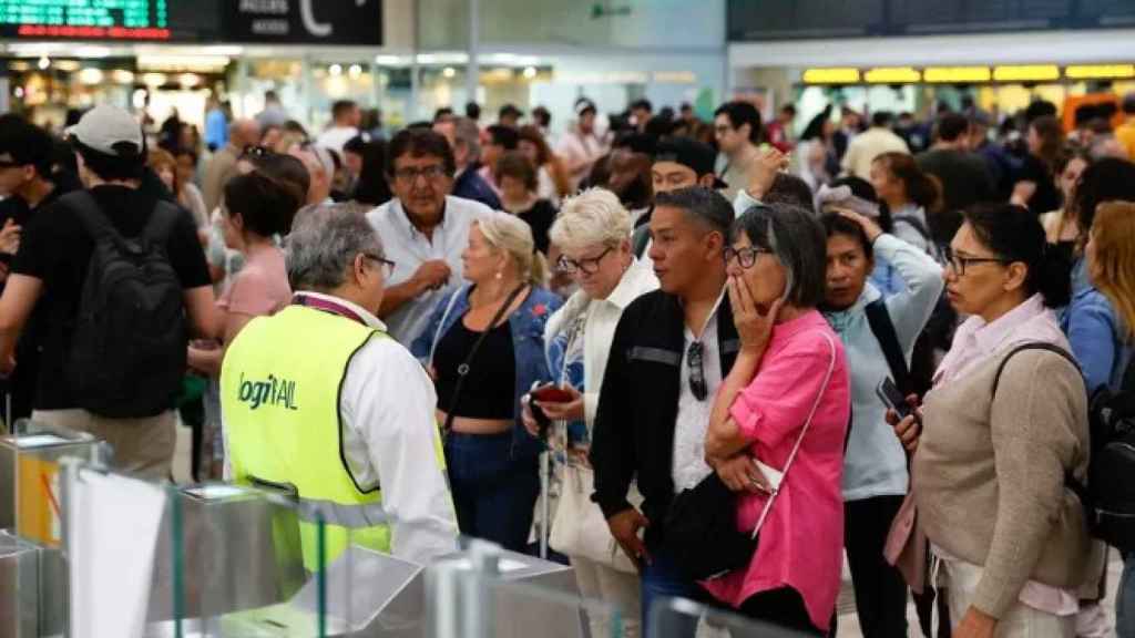 Viajeros afectados por los cortes de tren en la estación de Sants en Barcelona el pasado domingo