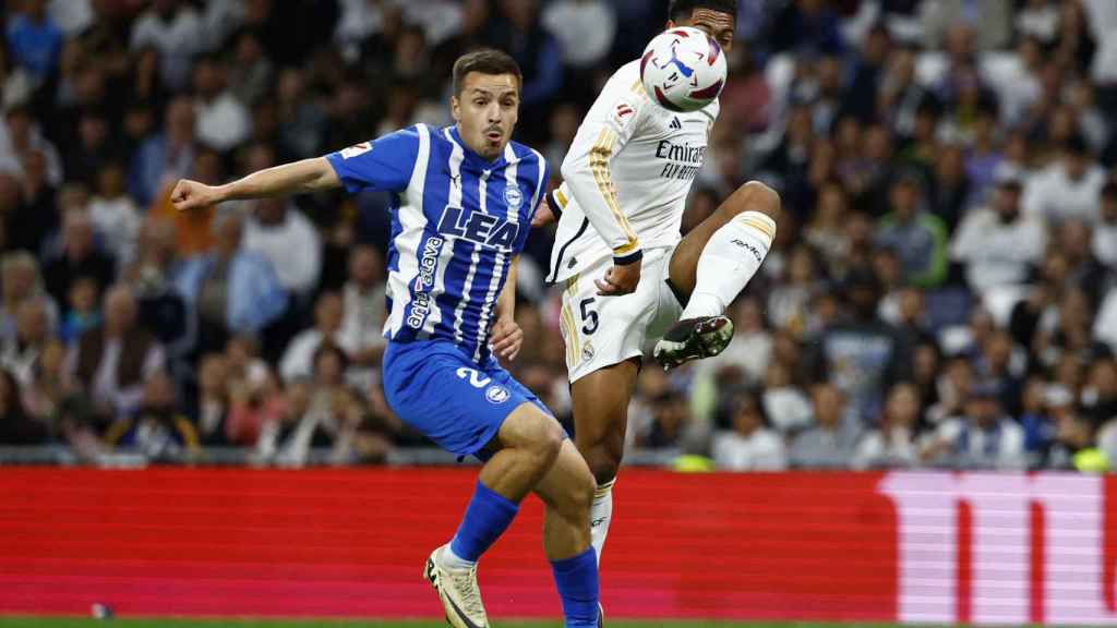 Bellingham ejecuta el disparo de su primer gol.