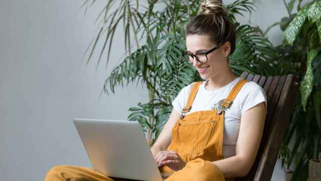 Una persona trabajando con su ordenador, en una imagen de ShutterStock