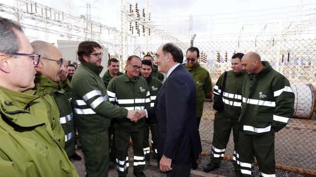 El presidente de Iberdrola, Ignacio Sánchez Galán, con empleados de Iberdrola Distribución