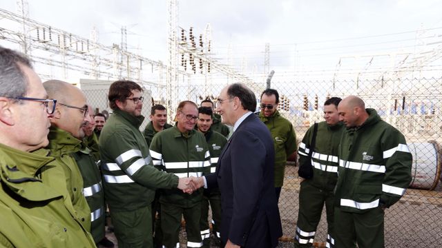 El presidente de Iberdrola, Ignacio Sánchez Galán, con empleados de Iberdrola Distribución