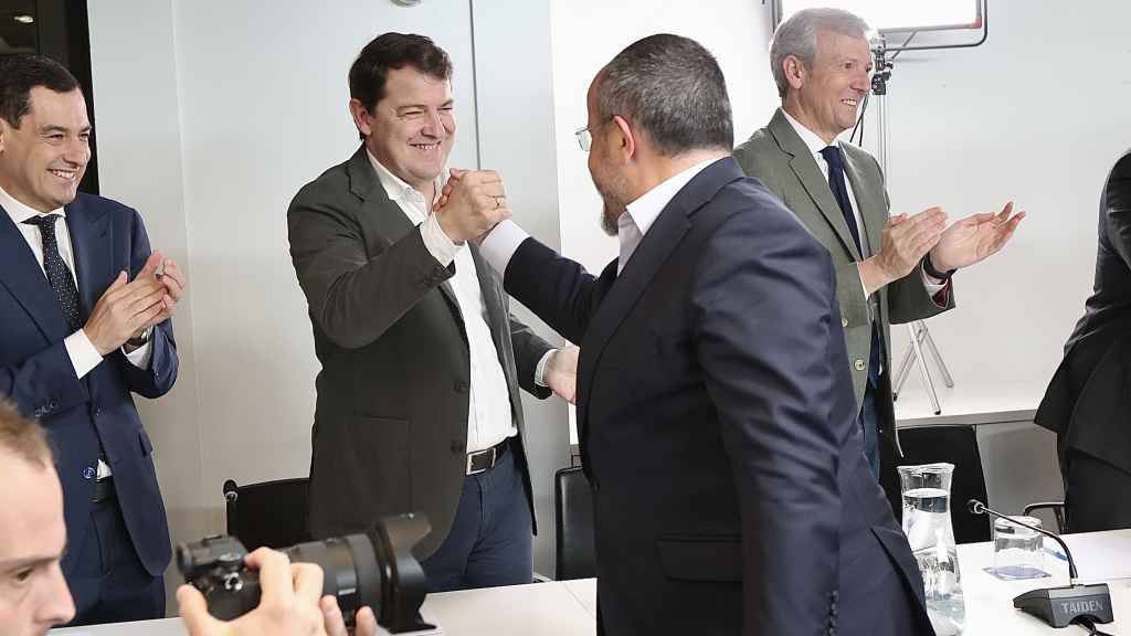 El presidente del Partido Popular de Castilla y León, Alfonso Fernández Mañueco, asiste a la reunión del Comité Ejecutivo Nacional que preside Alberto Núñez Feijóo.En la imagen aplaudiendo al Alejandro Fernández por los resultados obtenidos en las elecciones catalanas .