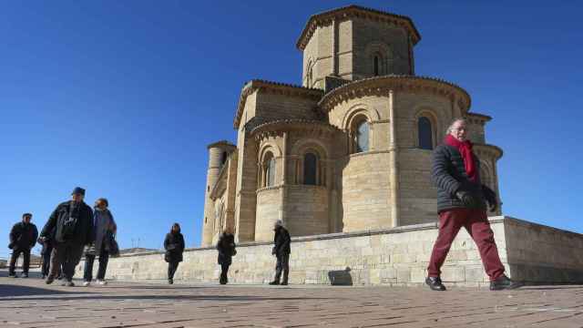 Unos ciudadanos andando por las inmediaciones de la iglesia de San Martín
