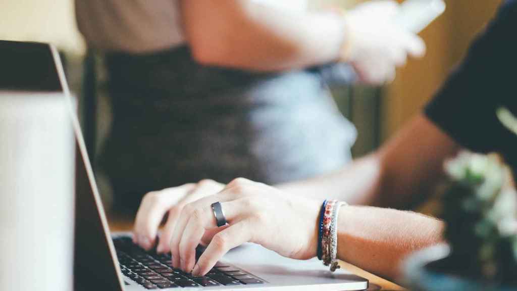 Una persona trabajando dentro del ámbito del autoempleo