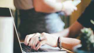 Una persona trabajando dentro del ámbito del autoempleo