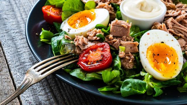 Ensalada de atún con huevo cocido y verdura.