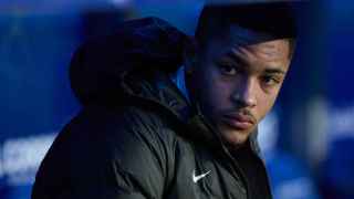 Vitor Roque, en el banquillo del FC Barcelona