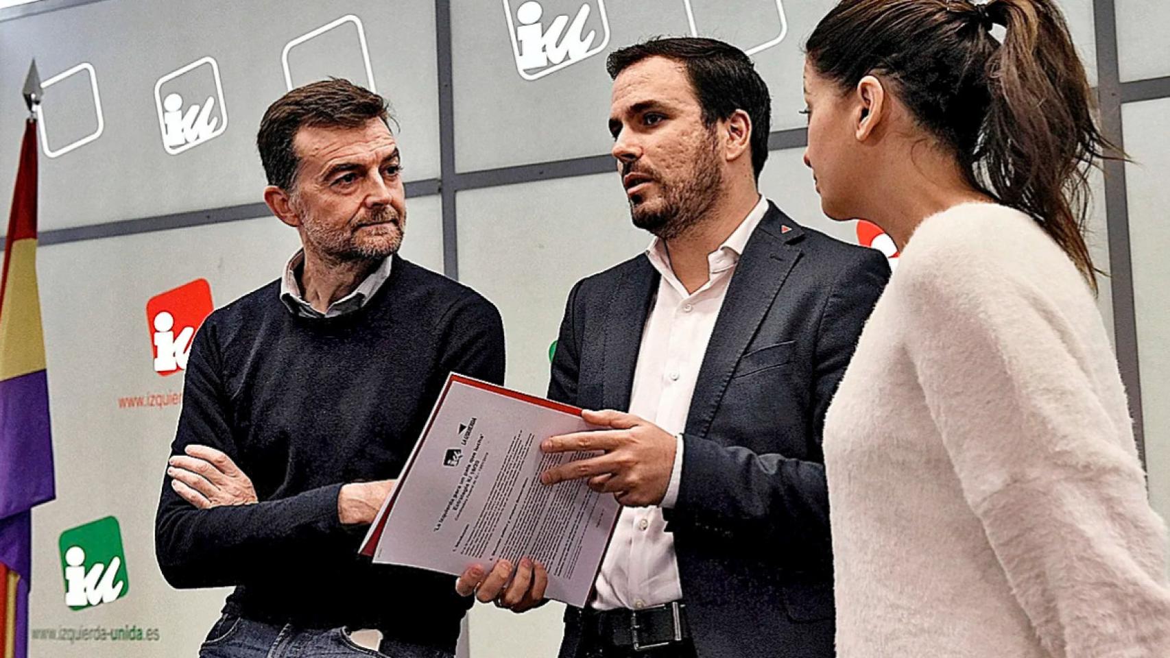 Antonio Maíllo, junto a Alberto Garzón y Sira Rego