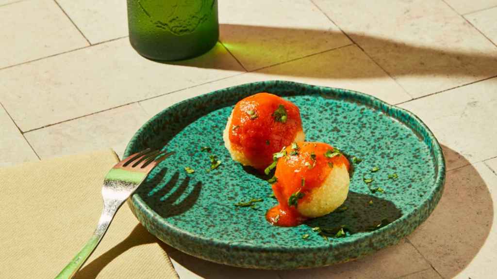 La tapa de la ruta 'Tapa Mundi' de La Huella Vegana: Buñuelos de yuca.