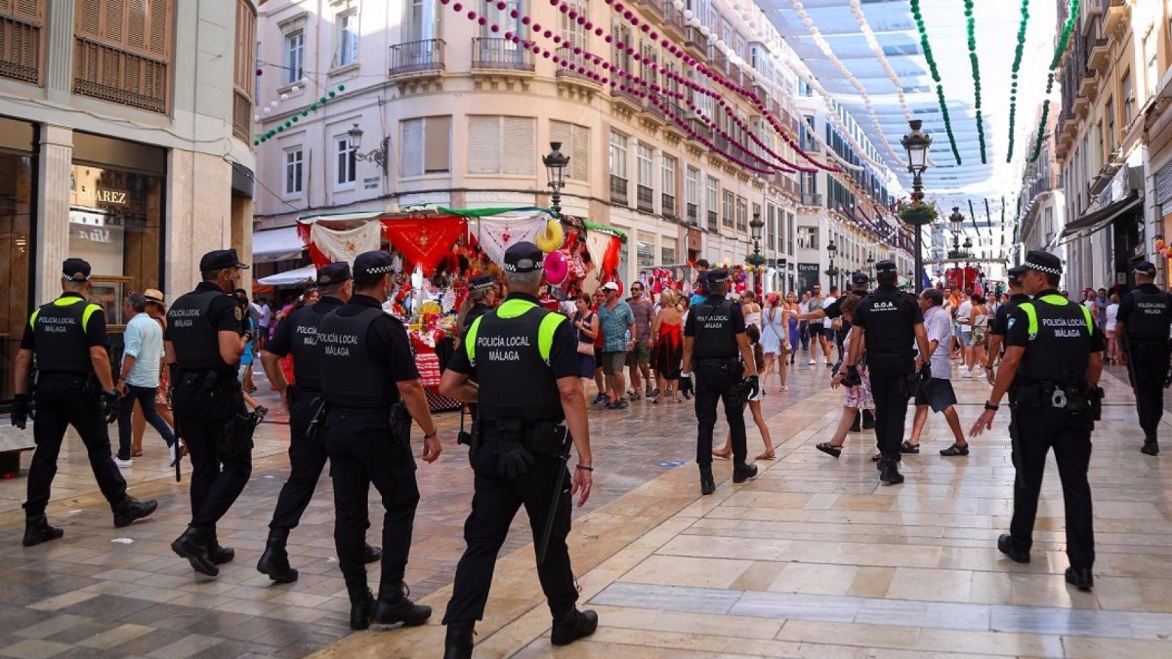Agentes de la Policía Local de Málaga en la Feria de Agosto.