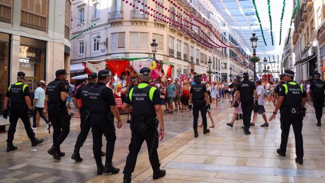 Agentes de la Policía Local de Málaga en la Feria de Agosto.