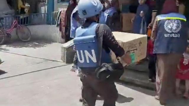 Trabajadores de Naciones Unidas llevando ayuda humanitaria a la región de Jabalia, en Gaza.