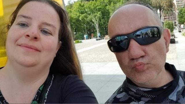 Carmen Calzado, junto a su marido, Juan Carlos Pérez, sonrientes en Málaga, dos meses antes del accidente mortal.