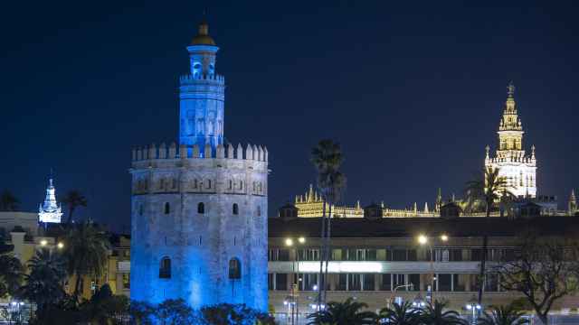La Torre del Oro, iluminada de azul.