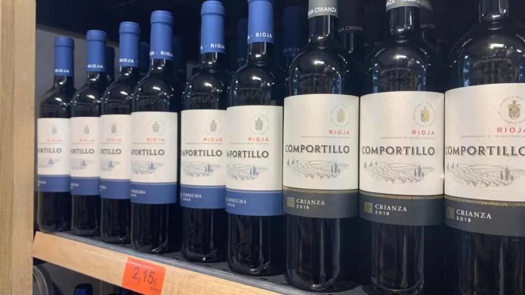 Vinos en un supermercado.