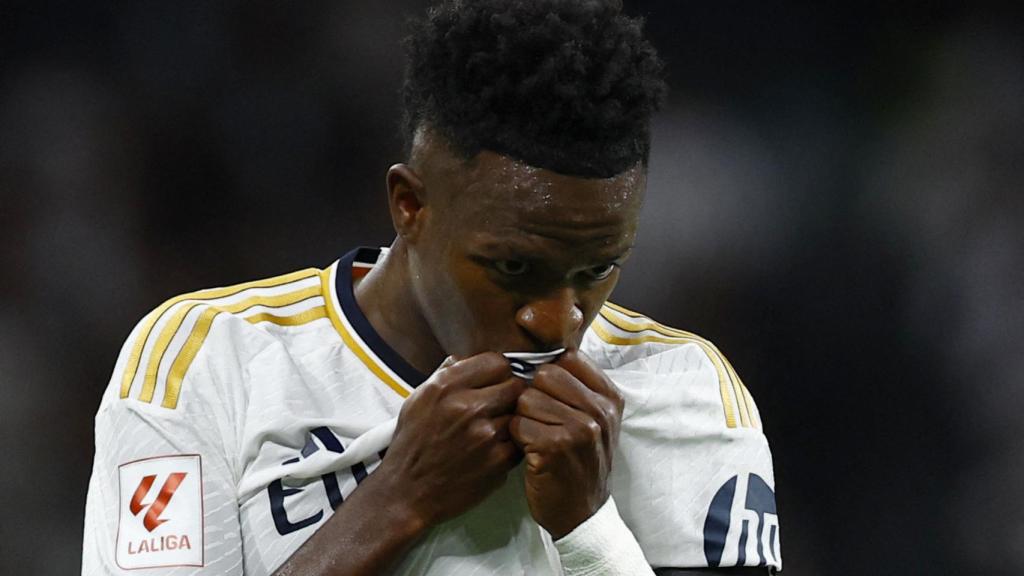 Vinicius besa el escudo del Real Madrid.