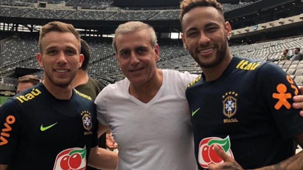 André Cury, en el medio, con dos ex del Barça, Arthur y Neymar