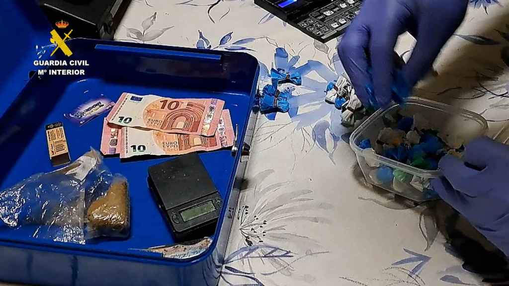 Parte de las drogas y el dinero incautados.