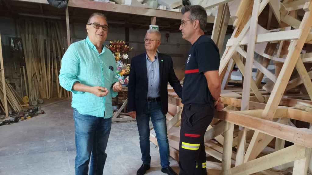 La concejalía de Seguridad supervisa con Espadero el plan de seguridad para la plantà y cremà de la Hoguera Oficial