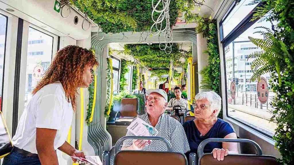 Tranvía de la Línea 1 decorado como un jardín en Amberes.