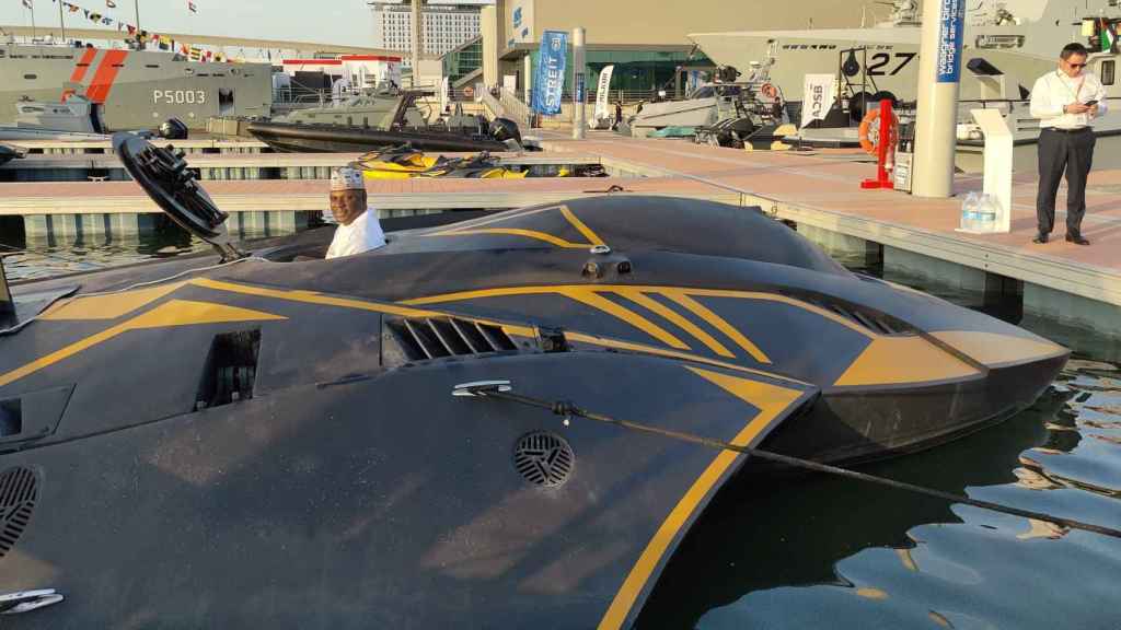 Modelo real del Kronos en un muelle emiratí