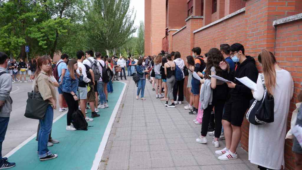 Colas antes de las pruebas de acceso a la EBAU en Valladolid