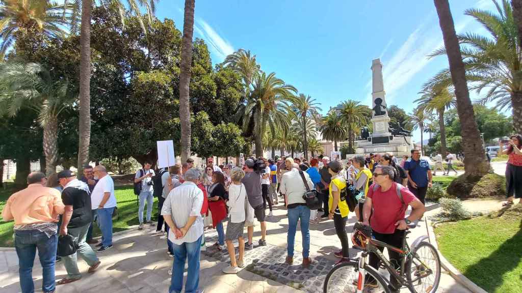 Decenas de asistentes a la protesta contra el buque Borkum que se ha celebrado, este miércoles, en Cartagena.