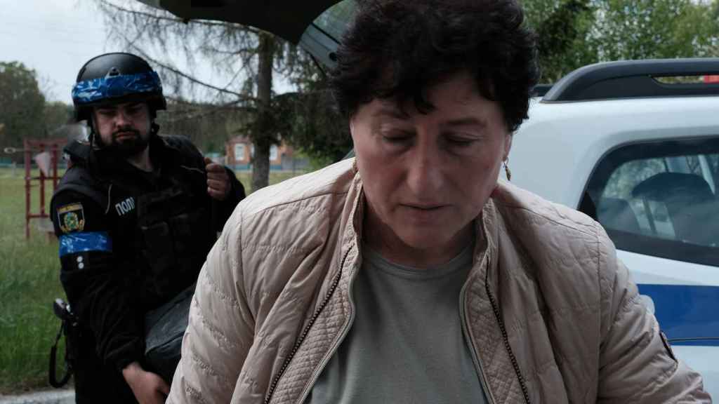 La policía de Járkov ayuda a una mujer de Vovchansk a evacuar de la ciudad, que está siendo ocupada por las tropas rusas.