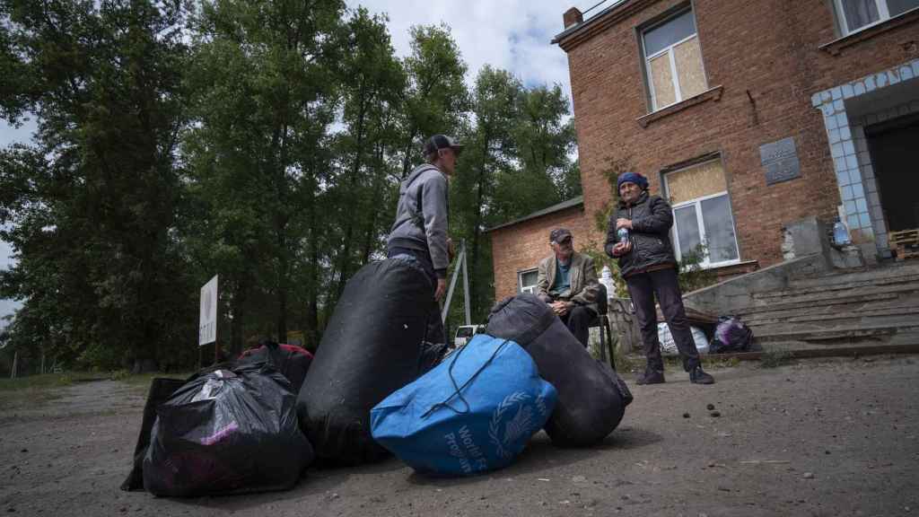 Una familia de Vovchansk, a su llegada a uno de los puntos donde dispensan atención médica a los evacuados que huyen de la ofensiva rusa en el noreste de Járkov.