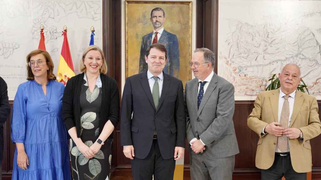 El presidente de la Junta de Castilla y León, Alfonso Fernández Mañueco, mantiene un encuentro con la comisión delegada de la Fundación Santa María la Real