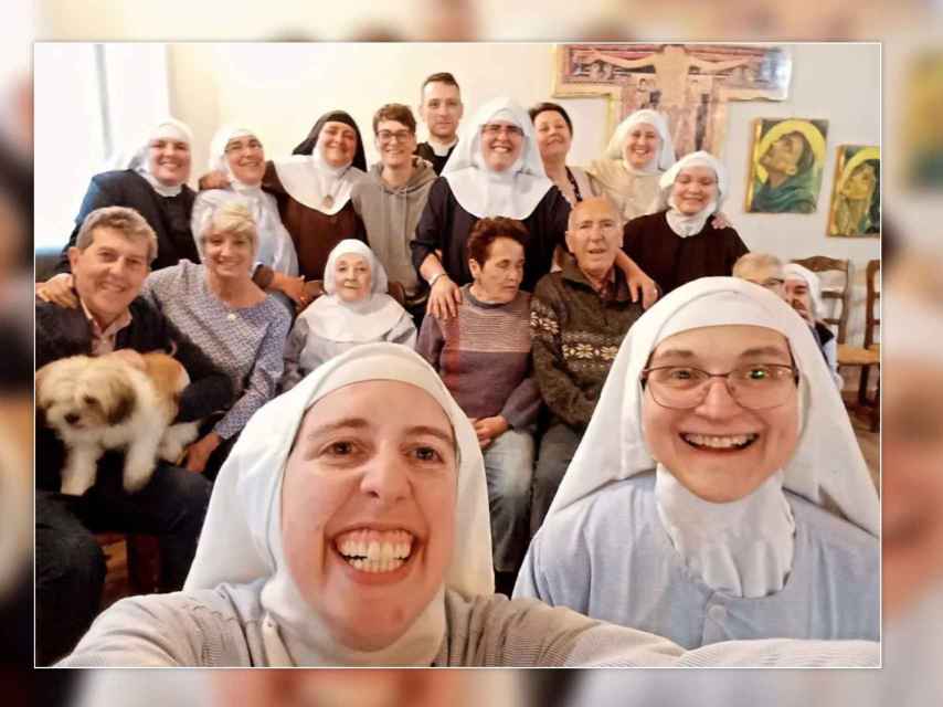 Las monjas clarisas junto a sus allegados en el convento de Santa Clara, en una publicación donde desmienten que estén secuestradas.