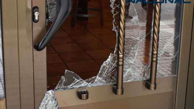 Imagen de la puerta de uno de los establecimientos asaltados.