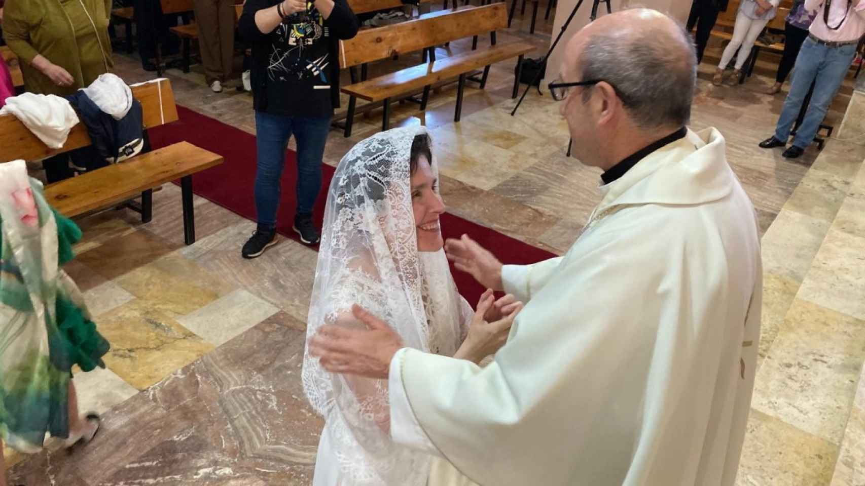 El obispo de Astorga consagra como virgen a Mª Ángeles Castro