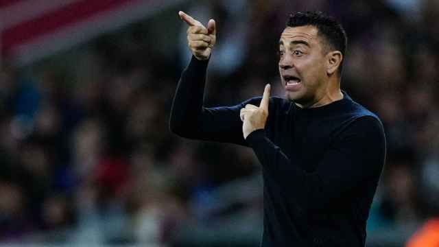 Xavi Hernández da órdenes desde la banda.