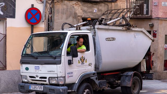 Un trabajador del servicio de recogida de basuras de Toledo.