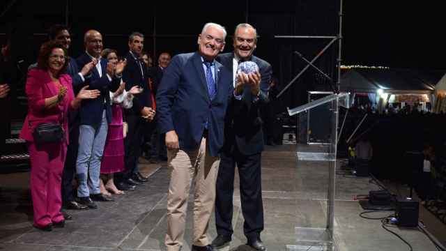 El doctor José Cabrera junto al alcalde de Talavera, José Julián Gregorio.