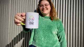 Nuria, con una taza de la organización.