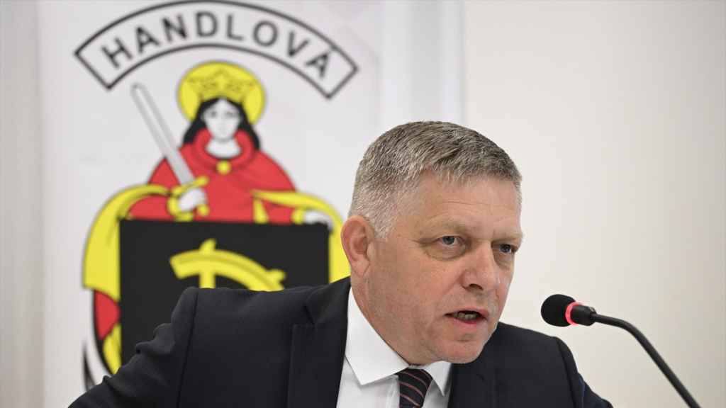 El primer ministro de Eslovaquia, Robert Fico, durante un encuentro con miembros de su partido en la Casa de la Cultura de Handlova, minutos antes de ser tiroteado en la calle.