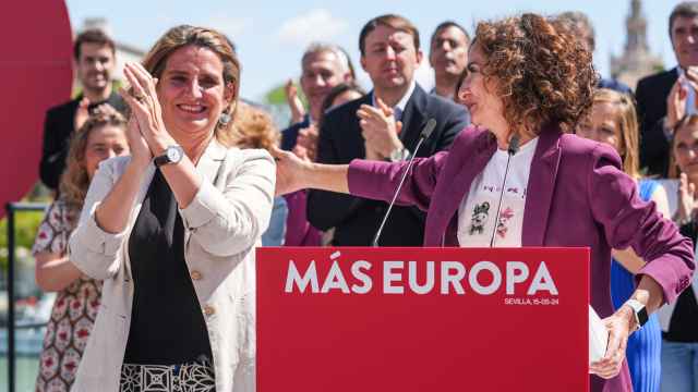 Teresa Ribera y María Jesús Montero, durante el acto celebrado en Sevilla.