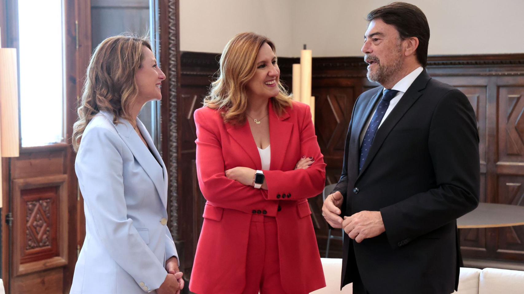 La alcaldesa de Valencia, María José Catalá, junto al alcalde de Alicante, Luis Barcala, y a la alcaldesa de Castellón, Begoña Carrasco, durante la visita a la capital valenciana. EE