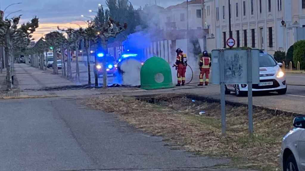 Los bomberos sofocan las llamas de los contenedores