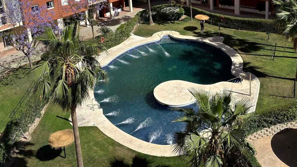 Una piscina rellenándose.