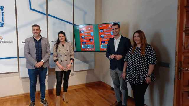 El diputado de Innovación Digital, Gobierno Abierto y Contratación, David Esteban, el alcalde de Cabezón de Pisuerga, Sergio García y la concejala, Sandra Fernández.