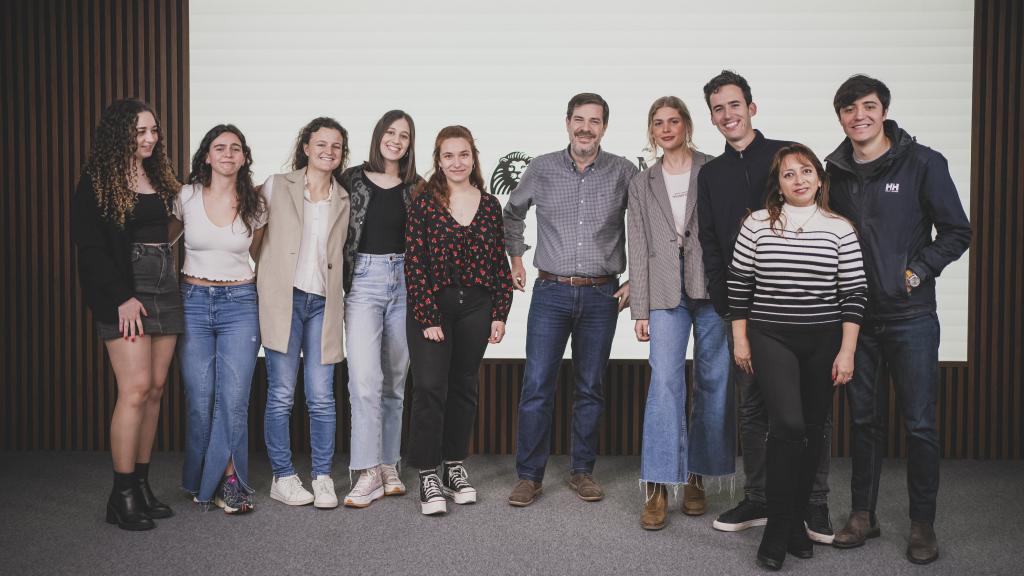 Los alumnos del Máster de El Español con el director adjunto, Mario Díaz.