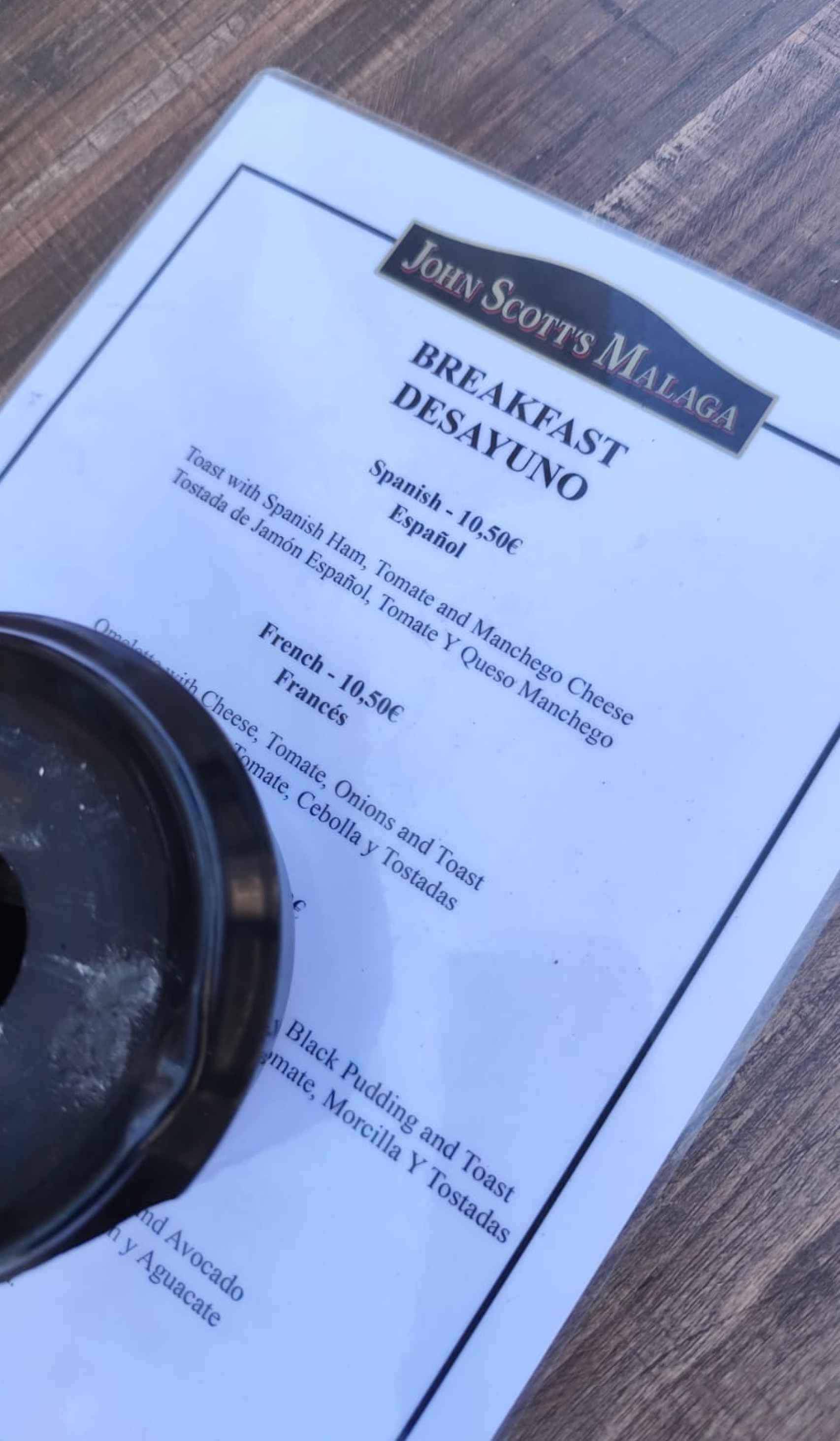 Fotografía de la carta de desayunos de John Scott's Café de Málaga.